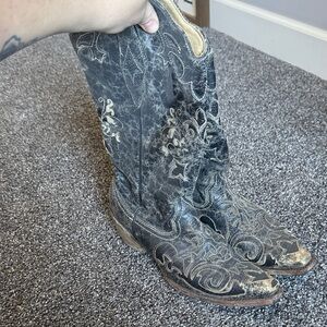 Elegant Black and Tan Embroidered corral women’s vintage boots